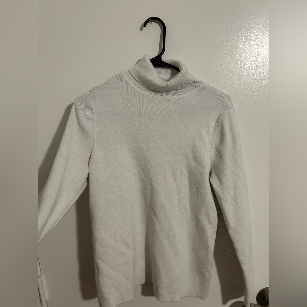 White turtle neck sweater. Size 2p.